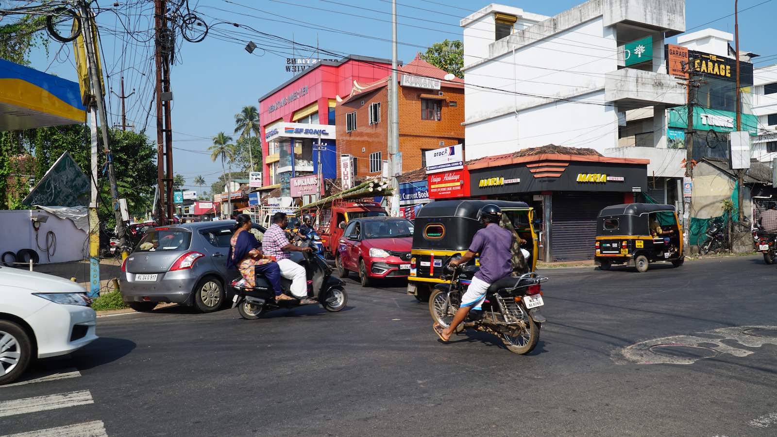 Got off in Alleppey, the ferry was longer than I thought, I think about 3 hours, and since I had already seen so much of the backwaters (for only 20 rupees! as opposed to if I went for a tour which would've easily cost 20-50 times more!) I decided to walk around the city towards the beach. The streets here were slightly less crazy that Delhi, but still traffic laws were only followed 50% of the time, and it took me way too long to cross the street.