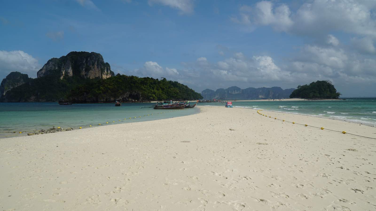 Got to a cluster of 3 islands called tub/chicken island that were connected by a sandbar. It was cool because you could walk between the two islands during low tide.