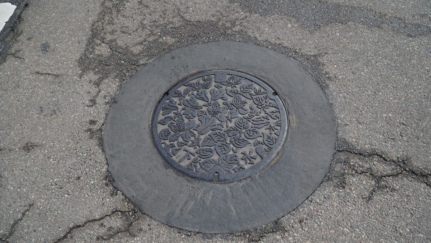 They had pretty manhole covers here as well, although they weren't painted like the ones in Fujikawaguchio.
